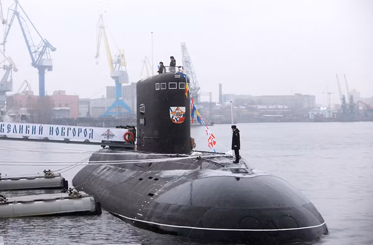 Hai tàu Project 636.3 đầu tiên của Hải quân Nga là Novorossiysk và Rostov-on-Don đã được Admiralty chuyển giao vào năm 2014, tiếp theo đó là Stary Oskol và Krasnodar vào năm 2015 và cuối cùng là Veliki Novgorod và Kolpino đều trong năm nay. Nguồn ảnh: TASS.