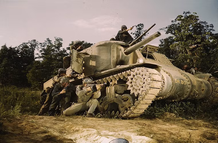 Tuy nhiên, thiết kế của tăng M3 Lee hoàn toàn không có điểm nổi bật và chỉ phù hợp cho việc sản xuất hàng loạt. Thậm chí, thiết kế của nó có phần kỳ quái với xe tăng thời kỳ này khi mà khẩu pháo chính lớn được gắn chặn vào thân trong khi tháp pháo quay được chỉ gắn khẩu súng nhỏ. Trong khi đó đối thủ chính của nó lại là những chiếc Panzer IV cho tới khi M4 Sherman xuất hiện. Nguồn ảnh: Defense Media Network.