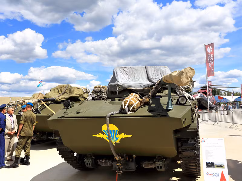 BMD-4M với logo đặc trưng của lính dù Nga phía trước mũi. Xe có thể lội nước với tốc độ khoảng 10 km/h. Theo Military Today, khoảng 31 BMD-4M đang phục vụ trong biên chế lính dù Nga.