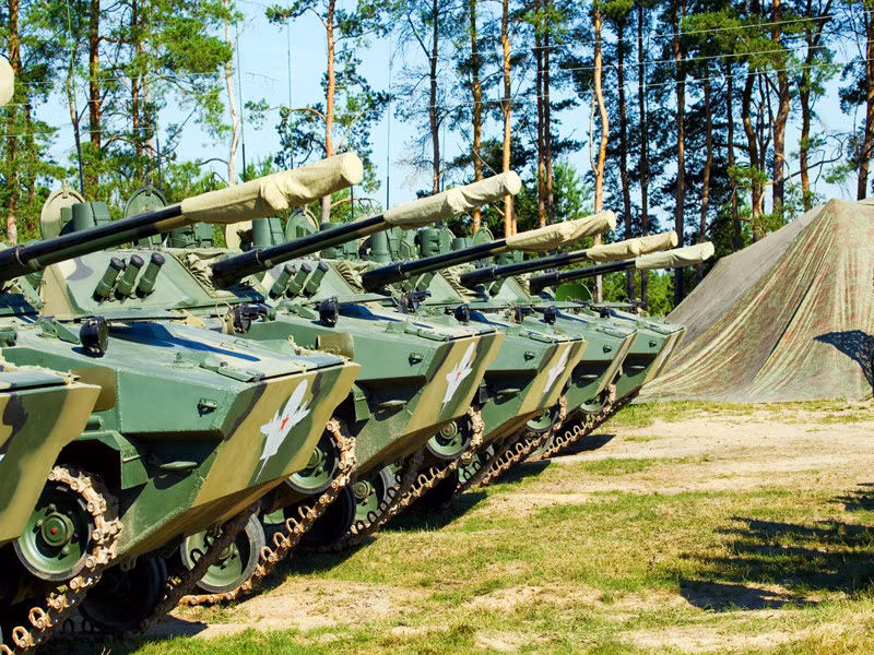 BMD-4M được bọc giáp nhẹ để đảm bảo yêu cầu trọng lượng. Tuy vậy, xe vẫn đủ khả năng bảo vệ ê kíp trước vũ khí nhỏ và mảnh đạn pháo nhỏ. Mặc dù bọc giáp nhẹ, BMD-4M lại vượt trội về hỏa lực so với những dòng xe chiến đấu bộ binh khác trên thế giới.