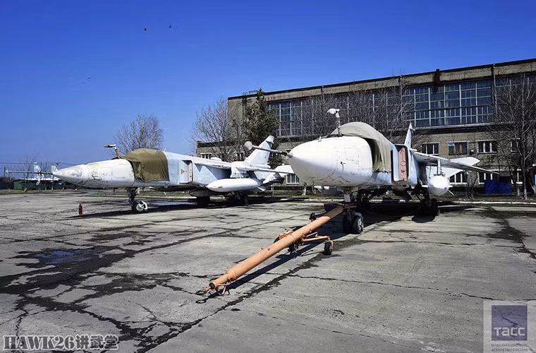 Ngoài bãi nhà máy 322 là hai chiếc tiêm kích bom Su-24 với tình trạng hiện tại có lẽ chúng đã ngưng hoạt động từ khá lâu.