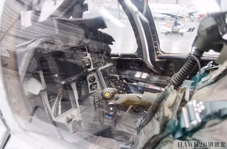 Hình ảnh bên trong buồng lái của F-14A tại Pima, có vẻ như hệ thống điện tử của nó đã được gỡ bỏ trước khi được trưng bày tại đây.