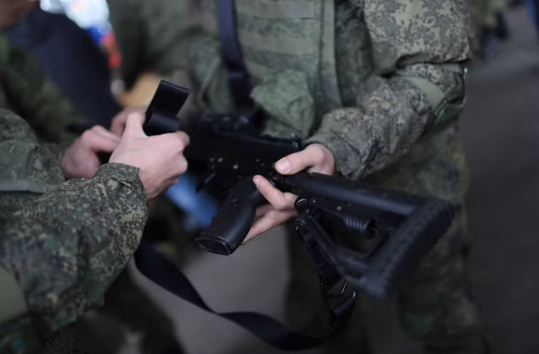 Cơ chế bắn của AK-12 mới so với AK-74M hoàn toàn không có sự khác biệt. Tuy nhiên nó là sở hữu thiết kế cụm trích khí hoàn toàn mới được tích hợp cả đầu ruồi, piston của trích khí không gắn liền bệ khóa nòng như AK truyền thống. Và sự thay đổi này là nhằm cải thiện độ chính xác khi bắn của súng trong tất cả các chế độ. Trong ảnh là biến thể AK-74M mới của Quân đội Nga.