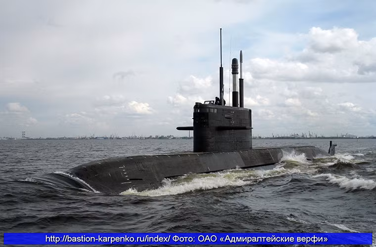 Sankt Peterburg là chiếc duy nhất thuộc lớp tàu Project 677 Lada - một trong những mẫu tàu ngầm diesel-điện hiện đại nhất của Nga hiện nay. Tuy nhiên công nghệ trên Lada lại không được Hải quân Nga đánh giá cao. Và Nga phải mất tới hơn 10 năm để hoàn thiện con tàu này chưa kể tới 6 năm dành cho quá trình thử nghiệm. Nguồn ảnh: bastion-karpenko.