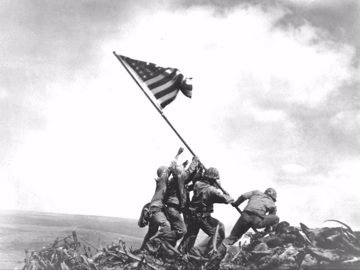 Bức ảnh lịch sử về là cờ Mỹ được dựng lên trên đảo Iwo Jima vào năm 1945. Nguồn Ảnh: U.S.MarineCorpsPhoto.