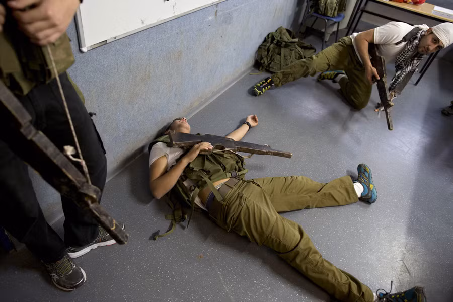 Những khóa huấn luyện quân sự từ cấp 3 ở Israel không cho phép học sinh được sử dụng súng bắn đạn thật, khóa huấn luyện này chỉ bao gồm các bài tập chiến thuật và thể lực. Nguồn ảnh: Theatlantic.