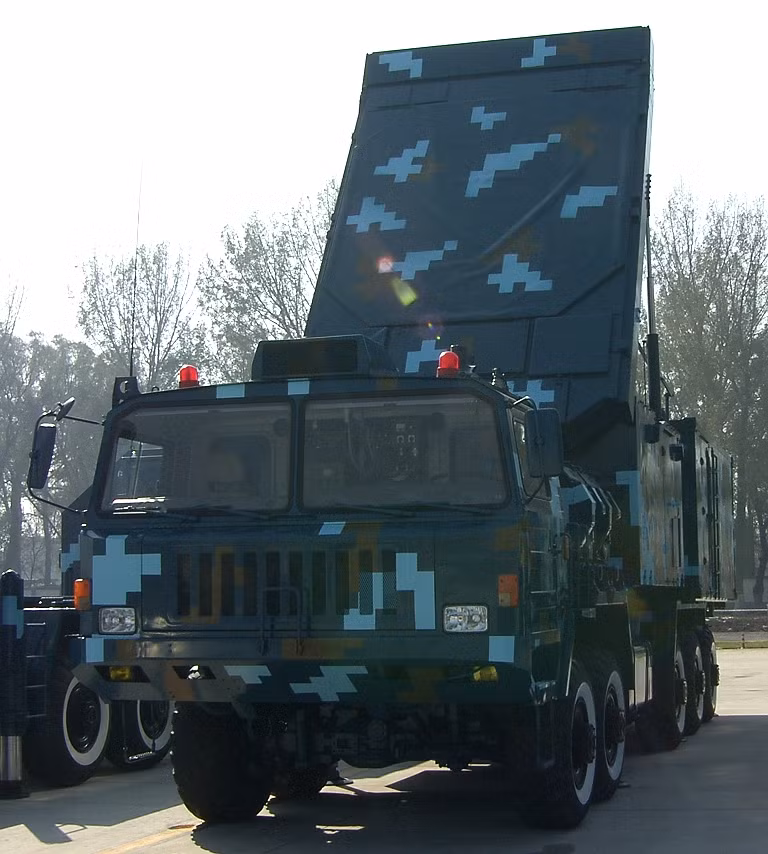 Cảm biến chính của HQ-9 là radar tìm kiếm mục tiêu HT-233. Radar có khả năng phát hiện mục tiêu ở cự ly 150km và theo dõi mục tiêu ở cự ky 100km, tuy nhiên diện tích phản hồi radar RCS mà radar có khả năng phát hiện không được công bố. Ảnh: Ausairpower