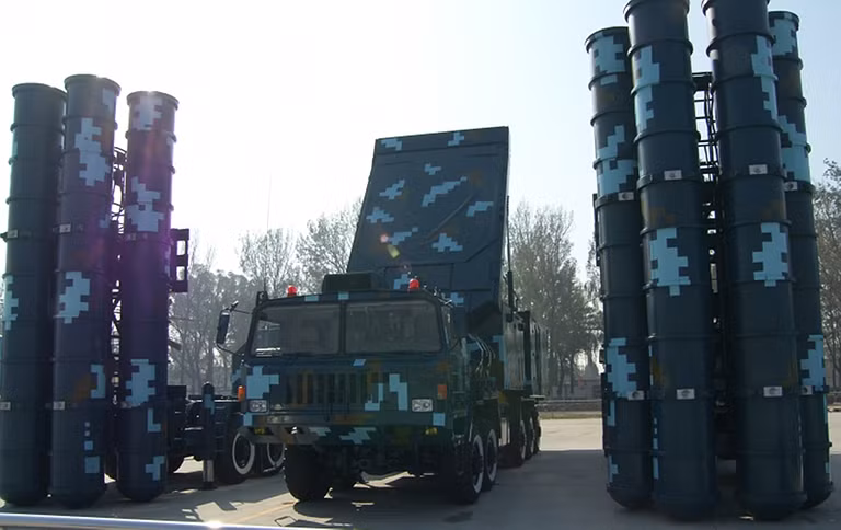 Hệ thống có tầm tác chiến chống máy bay là 150 km, độ cao tối đa là 30 km. Các báo cáo của Trung Quốc cho rằng hệ thống có khả năng chống tên lửa đạn đạo tương tự như S-300PMU của Nga, tuy nhiên tính năng này chưa được kiểm chứng. Ảnh: Ausairpower