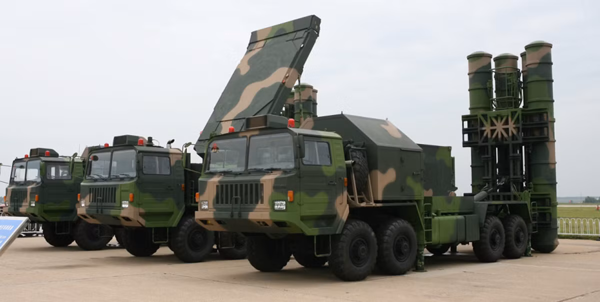 Hệ thống tên lửa HQ-9 có thiết kế giống với thiết kế danh tiếng S-300 của Nga, trong khi cơ chế dẫn đường giống Patriot của Mỹ. Ảnh: Plymouth