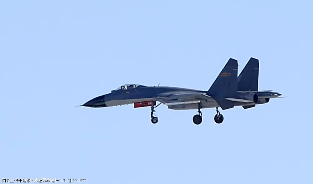 Tên lửa PL-10E cũng được nhìn thấy lắp trên tiêm kích J-11. Nhà sản xuất nói rằng, tên lửa đã trải qua 30 lần bắn thử. Tuy nhiên chưa có bất kỳ hình ảnh nào về quá trình thử nghiệm PL-10E được công bố. Ảnh: CJDBY