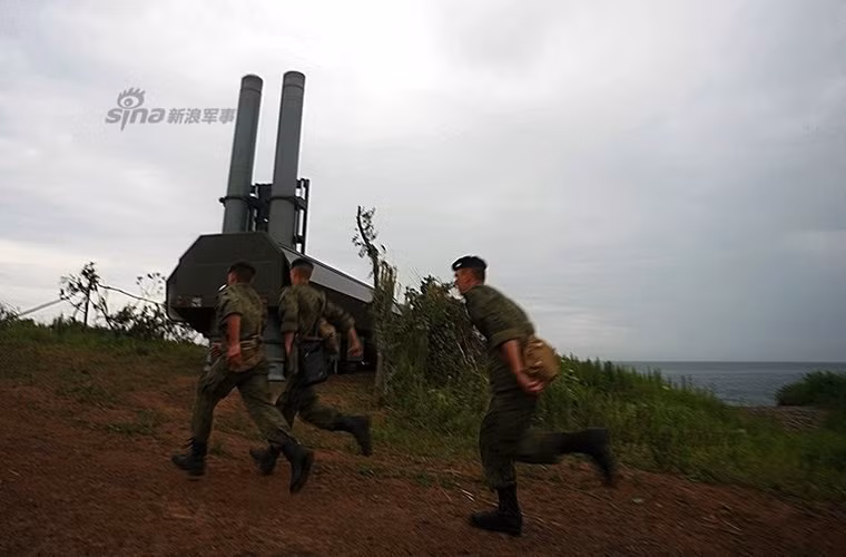 Điểm nổi bật nhất của Bastion-P vẫn là việc nó được trang bị tên lửa chống hạm siêu âm P-800 Oniks/Yakhont và mỗi bệ phóng K-340P chỉ có thể mang theo hai quả đạn tên lửa. Nguồn ảnh: Sina.