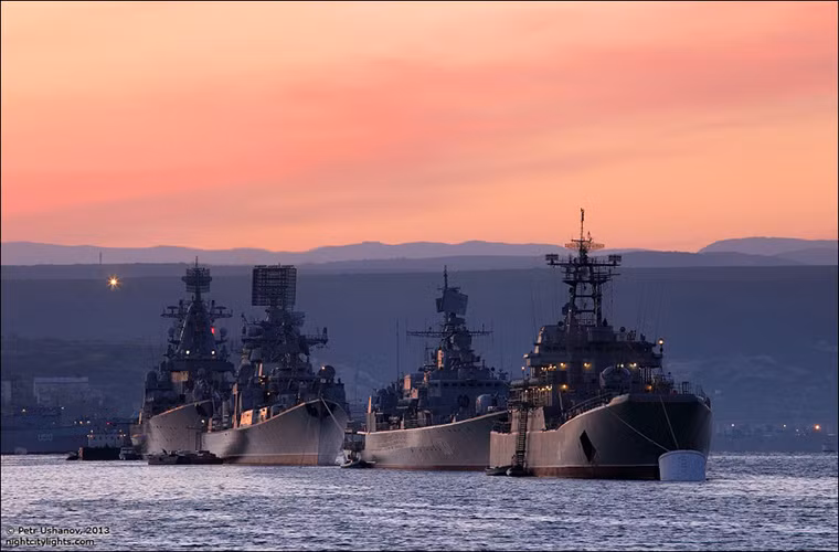 Sau hai năm rưỡi sáp nhập vào Nga, khả năng phòng vệ của Bán đảo Crimea đã hoàn toàn thay đổi với hàng loạt vũ khí tổ hợp vũ khí mới được Moscow triển khai tại đây. Một trong số đó có thể kể tới bộ đôi sát thủ diệt hạm Bal-E và Bastion-P - lá chắn thép bảo vệ Crimea khỏi lực lượng hải quân NATO tại Biển Đen. Nguồn ảnh: Ukraine Trek.