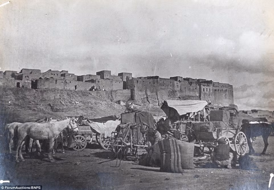 Đây là những bức ảnh về đất nước Iraq hiếm hoi dưới ống kính của binh sỹ hoàng gia Anh Mounter Harry Druquer thực hiện trong khoảng 1917-1919. Vào lúc đó, quân đội Hoàng gia Anh triển khai tới Iraq để chống lại Thổ Nhĩ Kỳ, một trong những đồng minh của Đức. Ảnh: Đoàn xe ngựa chuẩn bị cho hành trình dài 1.000 dặm để tới Damascus, Syria. Ảnh Daily Mail