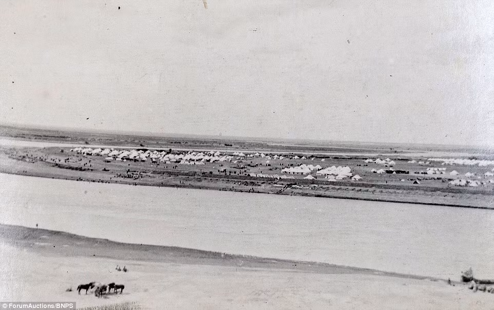 Các lều trại của quân đội Anh dọc sông Euphrates. Ảnh Daily Mail
