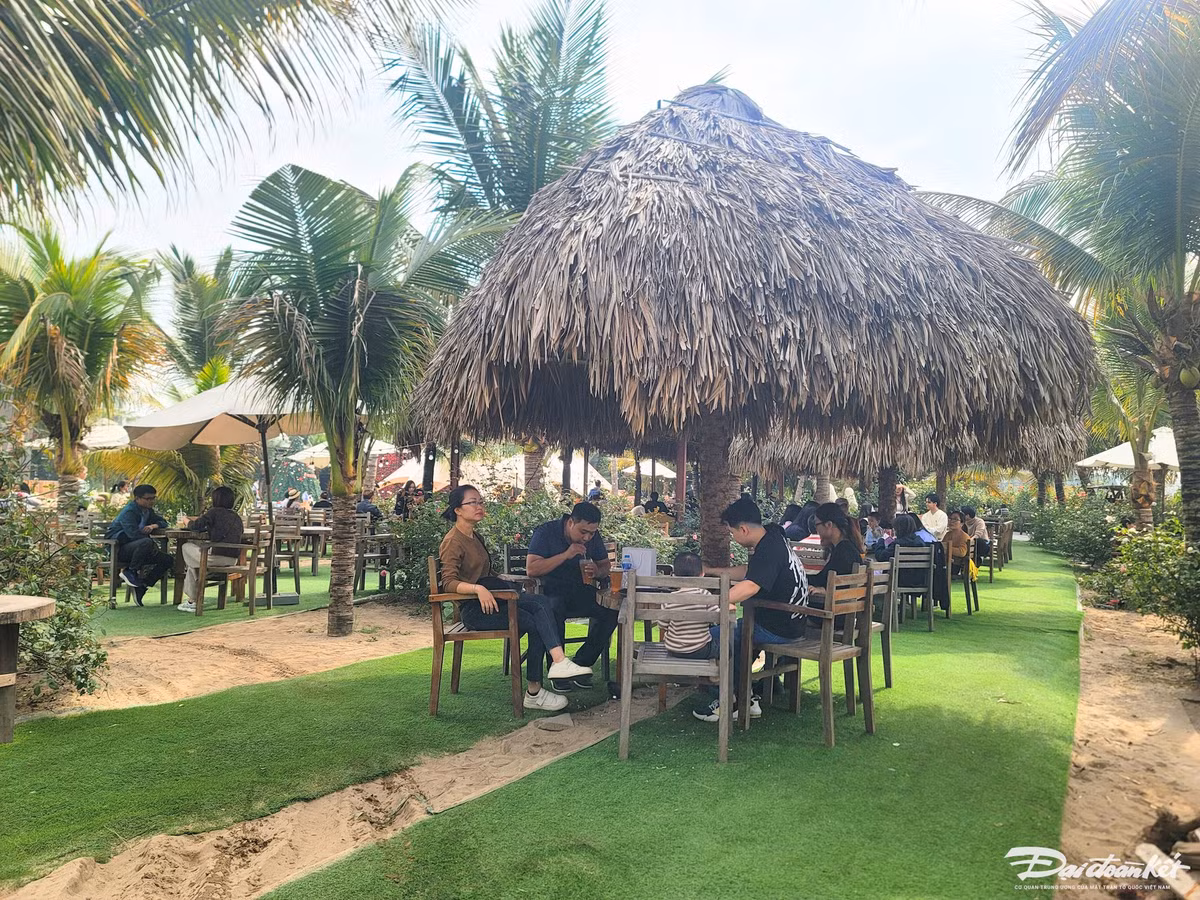 Thung lung hoa Ho Tay hut du khach 'check in' trong ngay Tet Duong lich-Hinh-4