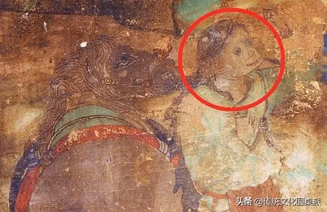 Trong các bức tranh thời Tống, người khỉ thường đeo vòng Kim Cô, trong khi thời Nguyên, họ đã xuất hiện với gậy Như Ý.