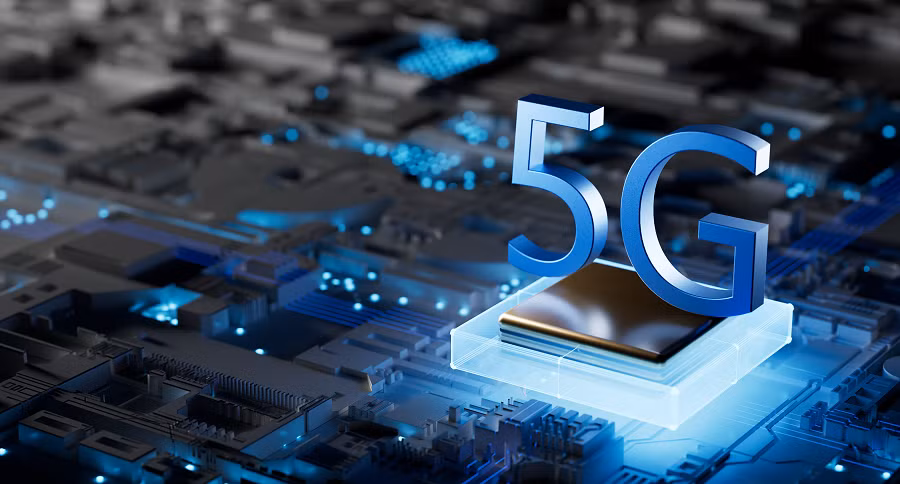 Apple đang phát triển modem 5G riêng cho iPhone từ năm 2018, nhưng dự án này có thách thức và dự kiến sẽ được ra mắt vào năm 2025. Trong khi đó, Apple đã gia hạn thỏa thuận với Qualcomm cho việc sử dụng modem 5G đến năm 2026.