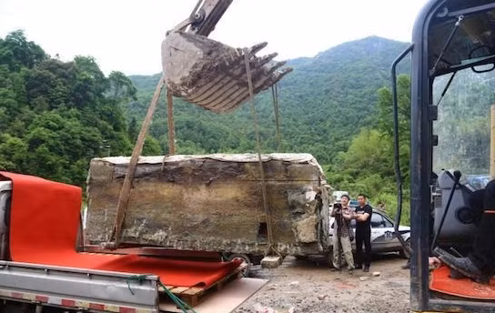 Một nhóm các nhà khảo cổ được triệu tập để kiểm tra ngôi mộ, nhưng tình trạng xuống cấp nghiêm trọng của nó khiến mọi hoạt động trở nên khó khăn.