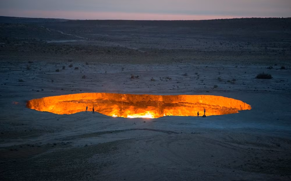 1. Cổng Địa Ngục, Derweze, Turkmenistan: Nằm giữa sa mạc Karakum, Cổng Địa Ngục là một hố ga tự nhiên với đường kính hơn 70m. Được đốt cháy từ năm 1971 để ngăn khí methane thoát ra, nơi này vẫn cháy đến ngày nay, tạo cảm giác như là cửa dẫn xuống địa ngục.