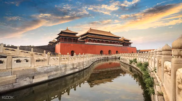 Nước xanh mát của sông không chỉ làm đẹp Tử Cấm Thành mà còn giúp kiểm soát khí hậu và bảo vệ kiến trúc gỗ khỏi tình trạng quá khô.