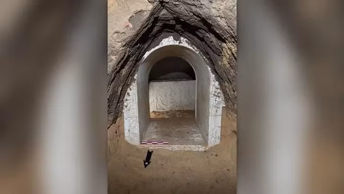  Ngôi mộ nằm ở phía nam Cairo và chứa những câu thần chú để ngăn chặn rắn cắn và để rắn bảo vệ mộ.