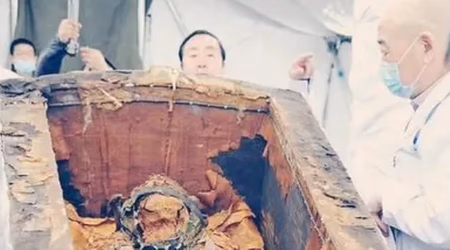 Thứ hai, thi thể Lý Liên Anh không còn nguyên vẹn, và các chuyên gia giả định rằng, xác của ông có thể đã được đem đi giấu sau khi ông qua đời.