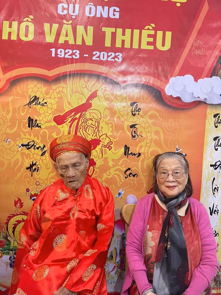 Cụ ông vô tư ngủ gật trong tiệc sinh nhật 100 tuổi - Hình 2 Cu ong vo tu ngu gat trong tiec sinh nhat 100 tuoi-Hinh-2