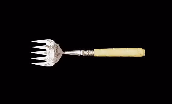 1. Dĩa: Dĩa từng bị coi là xúc phạm thần linh và người sử dụng phát minh này bị xem như bị trừng phạt bởi Thượng Đế. Người ta nghĩ rằng việc này là không tôn trọng và gây phẫn nộ.