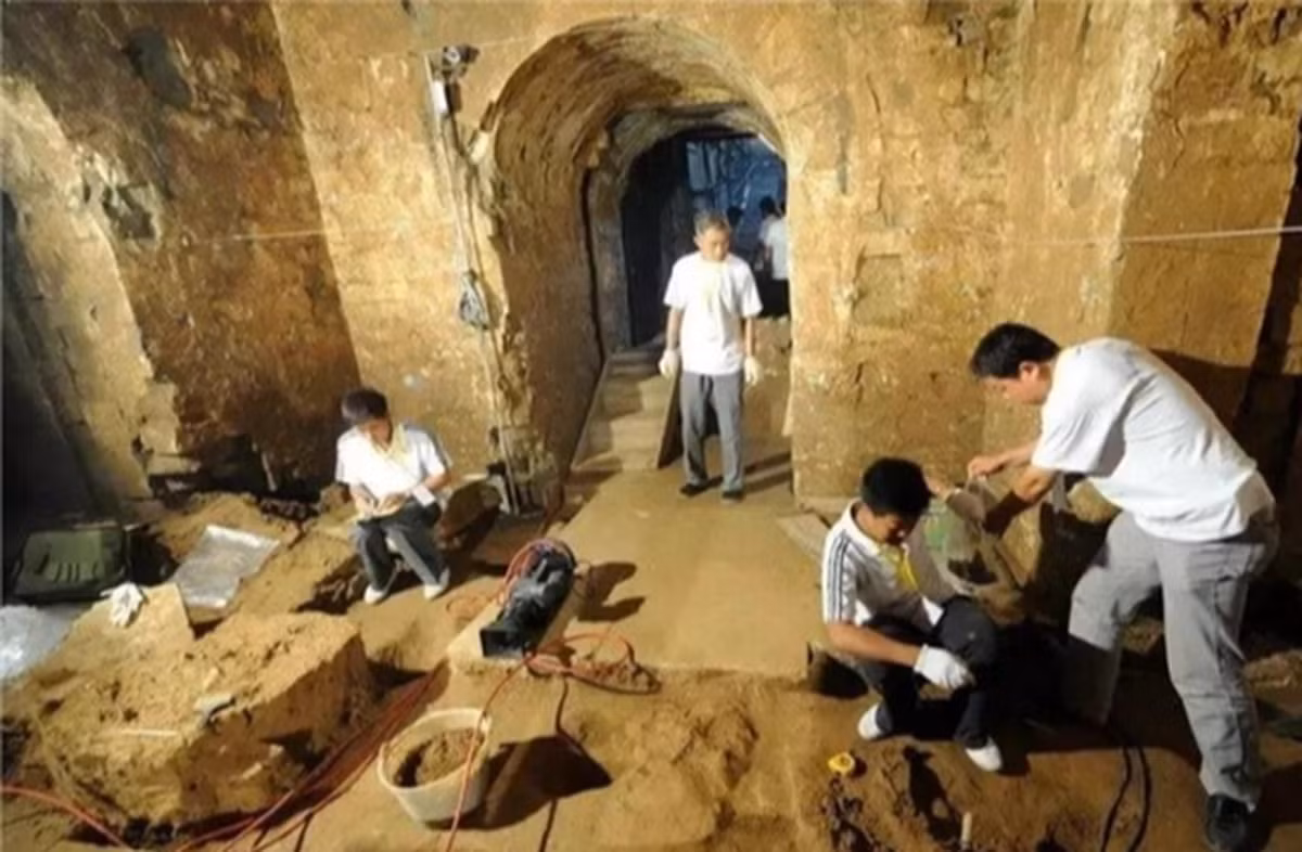 Trong quá trình khai quật, họ phát hiện một người đứng sau cửa mộ, khiến mọi người sợ hãi. Tuy nhiên, đó là thi thể của một người đã chết nhiều năm trước.