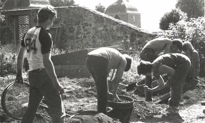 Năm 1952, một sinh viên nam người Anh bị phạt đi đào khoai tây như một hình phạt tại trường Dalhousie ở Scotland.