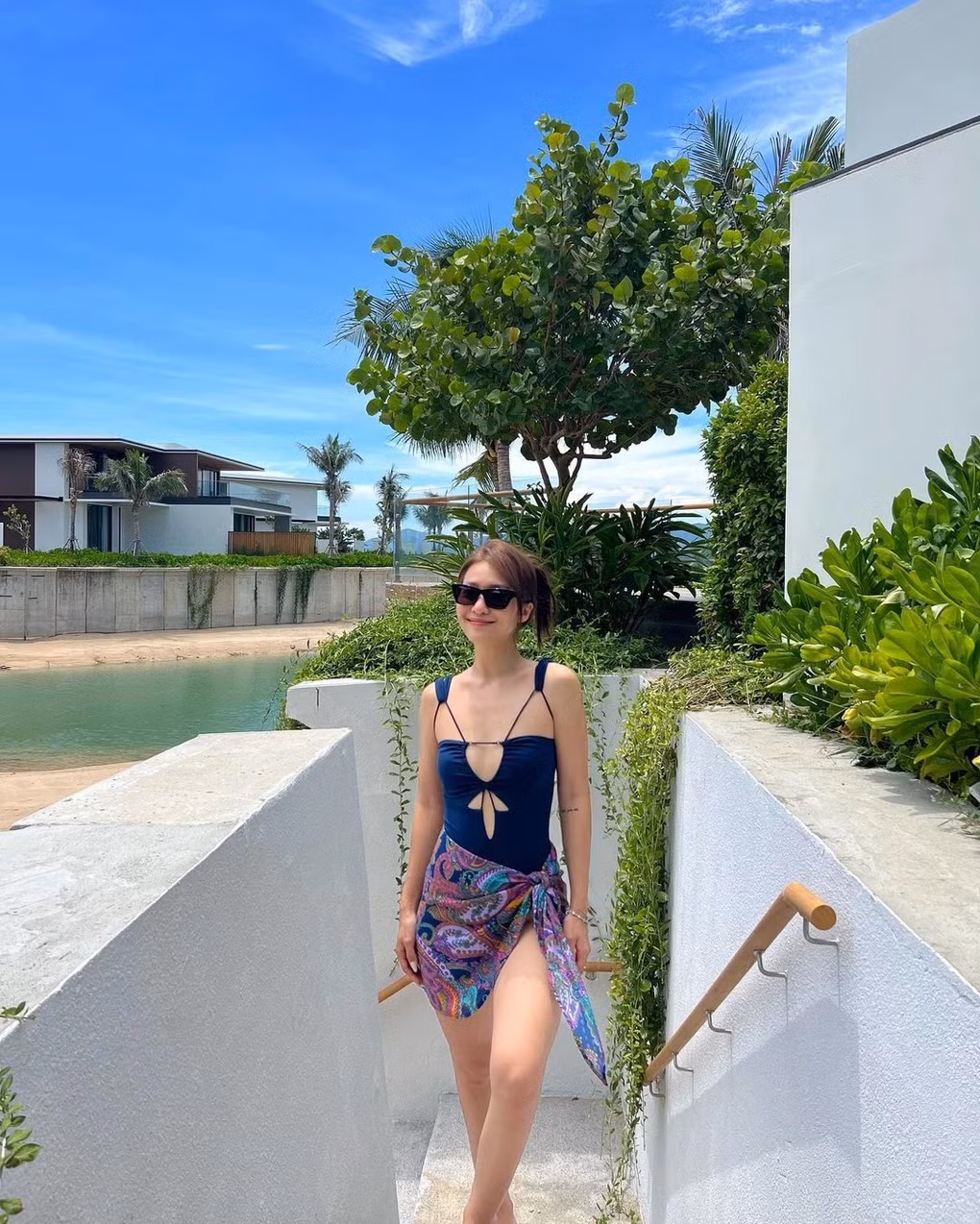 Người hâm mộ khen ngợi thần thái vui tươi, rạng rỡ của Khả Ngân. Cô nói bản thân đã biết cách tự giảm stress và cân bằng tốt hơn.