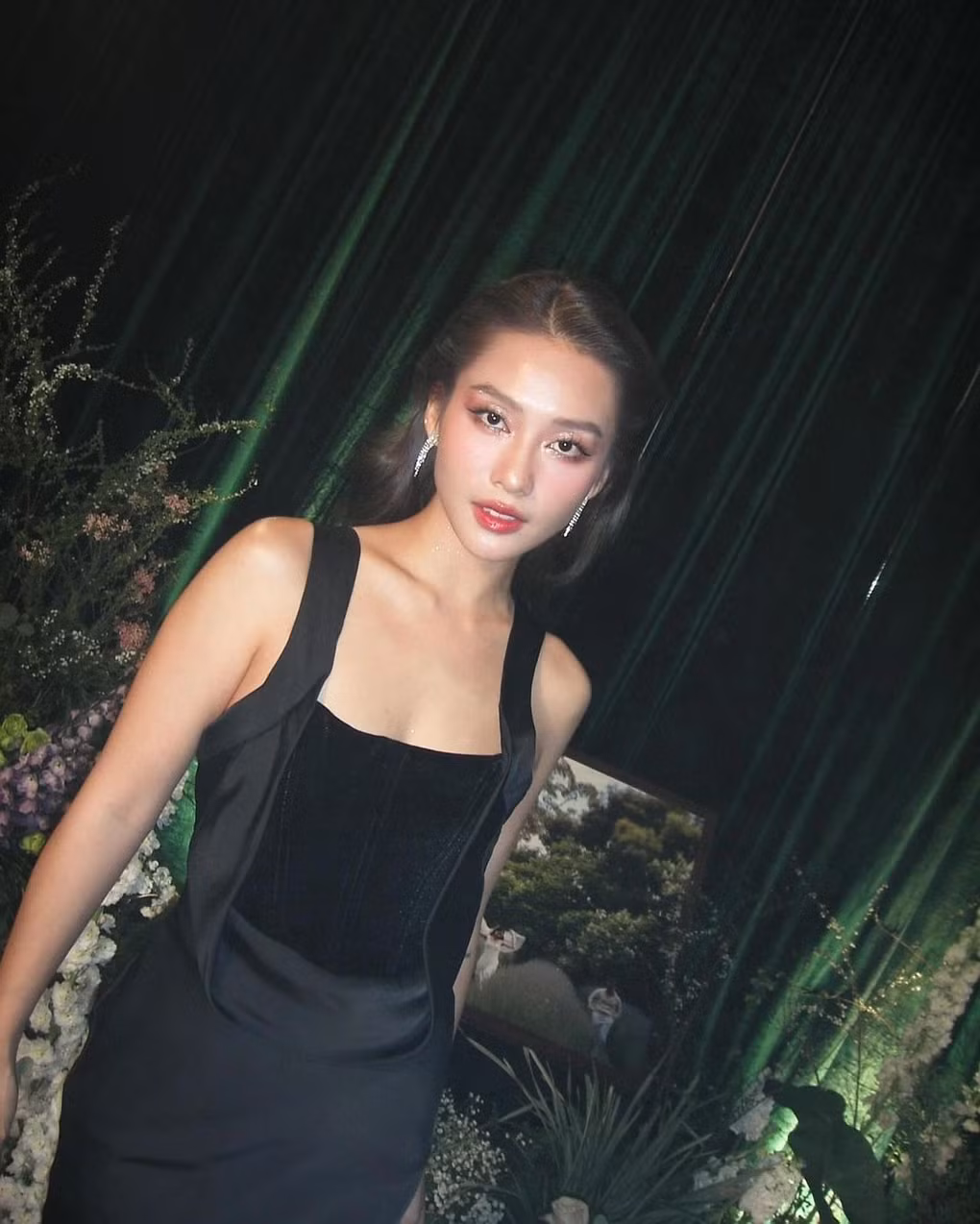 Hơn 1 năm trở lại đây, Khả Ngân dần thay đổi hình tượng. Thay vì diễn vai nhí nhảnh, cô đảm nhận những vai phụ nữ trưởng thành. Mỗi lần xuất hiện trước công chúng, người đẹp cũng hướng đến hình ảnh quyến rũ hơn.