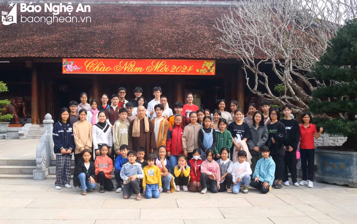 Đoàn phật tử đến từ tỉnh Thái Nguyên chụp hình lưu niệm trước nhà tưởng niệm Chủ tịch Hồ Chí Minh. Ảnh: Huy Thư