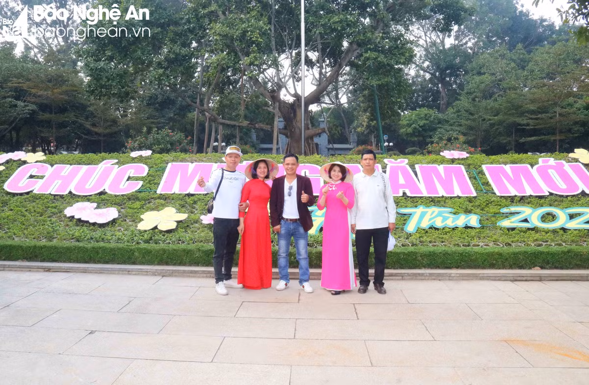 Dịp này, nhiều tiểu cảnh trong Khu Di tích Kim Liên đã được trang trí để đón chào năm mới. Chị Phạm Thị Thảo (38 tuổi) quê ở phường Hà Khẩu, TP Hạ Long (Quảng Ninh) cho biết: Sáng nay, chị cùng đoàn du khách của Công ty TNHH Đóng tàu Hạ Long gồm 640 người đã có mặt tại Khu di tích Kim Liên. Mọi người rất phấn chấn khi được về thăm quê Bác vào ngày đầu năm. Ảnh: Huy Thư