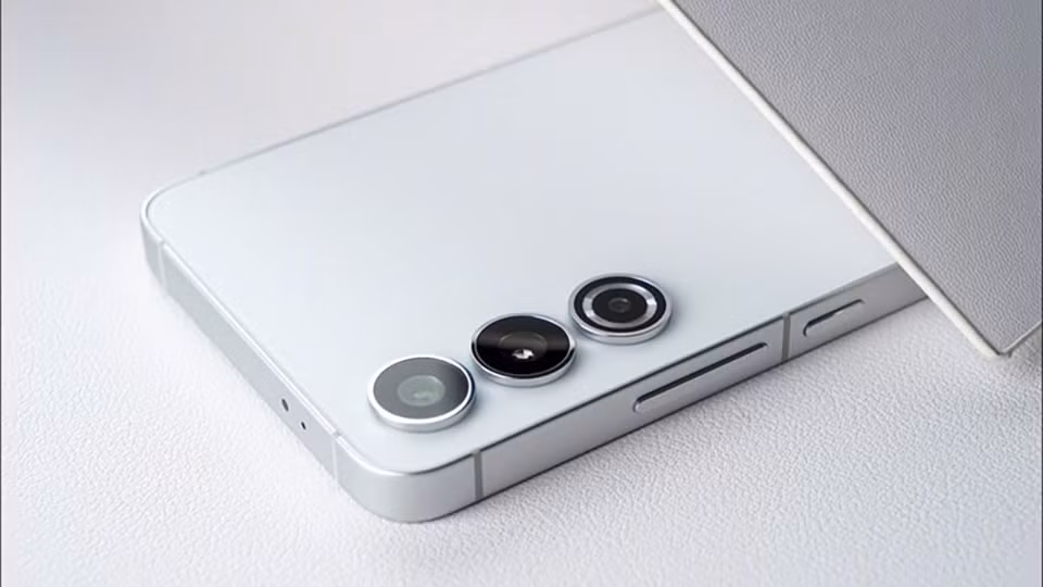 Ngoài ra, Galaxy S24, S24+, và S24 Ultra dự kiến sẽ có thiết kế phẳng hơn, với màu sắc đa dạng như đen, xám, tím và vàng. Samsung cũng sẽ đặt tên khác nhau cho từng dòng và sử dụng chất liệu titanium cho khung trên model cao cấp nhất S24 Ultra