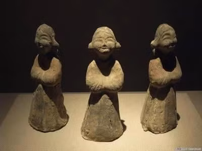 Dù không có văn bia hay tài liệu để xác định chủ nhân, nhưng từ niên đại và hình dáng lăng mộ, các chuyên gia xác định đây là lăng mộ thời nhà Hán, niên đại 2.000 năm tuổi.