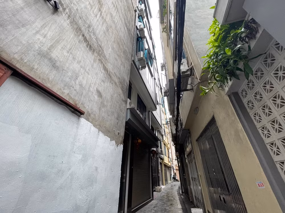 Hàng chục căn chung cư mini xếp cạnh nhau san sát, đan xen với các tòa nhà cao tầng nhưng chỉ dùng chung con ngõ nhỏ, sâu hun hút, rất khó thoát hiểm và cứu nạn khi có sự cố xảy ra.