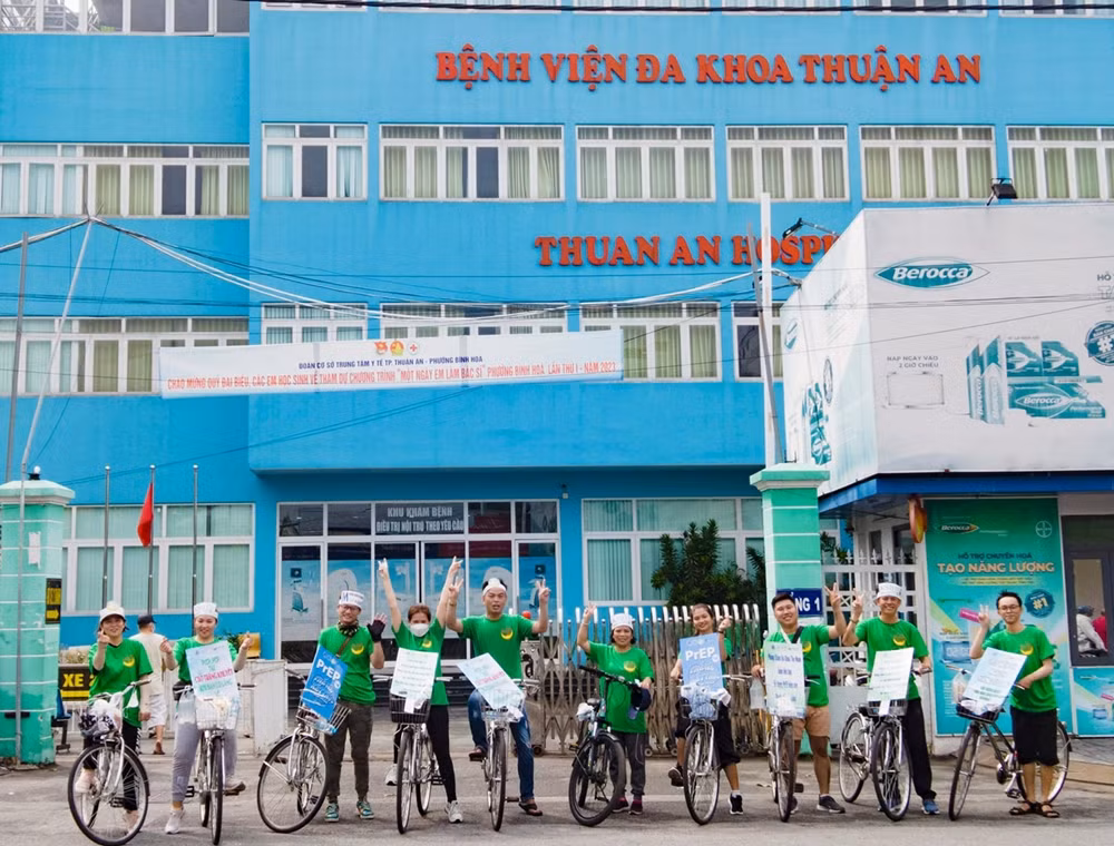 Nằm trong khuôn khổ dự án Liên hiệp các Hội Khoa học và Kỹ thuật Việt Nam (VUSTA) - Dự án Quỹ toàn cầu phòng, chống HIV/AIDS - vừa qua, tổ chức dựa vào cộng đồng (CBO) Trăng khuyết Bình Dương đã kết hợp với Phòng khám đa khoa The Moon thực hiện hoạt động diễu hành xe đạp trên đoạn đường đi về khoảng 20km từ Lái Thiêu, Thuận An đến TP Thủ Dầu Một (tỉnh Bình Dương).