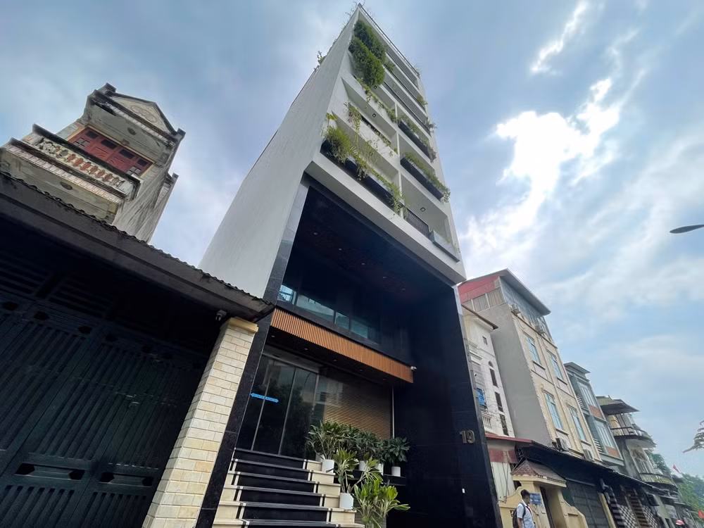 Công trình này cao tới 9 tầng, nổi bật so với những căn nhà khác nằm kế bên.