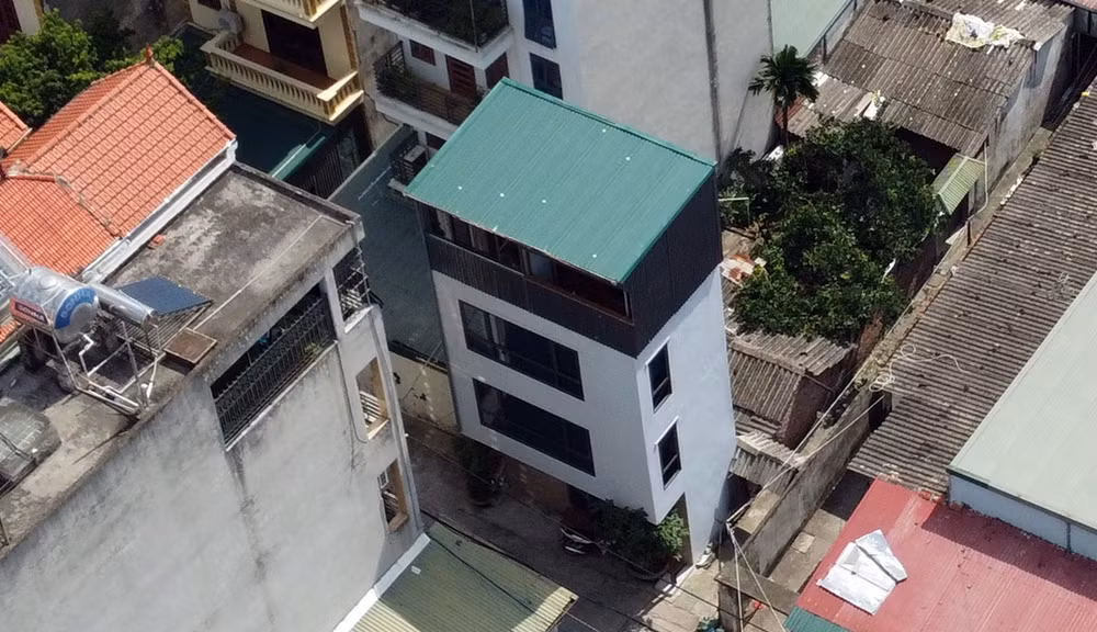 Một công trình khác “hô biến” phần mái nhà thành tầng, bằng cách quây kín tôn xung quanh.