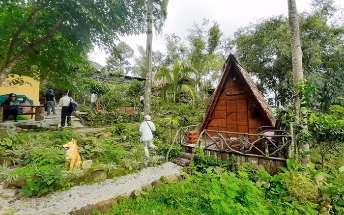 Theo UBND thị xã Tịnh Biên, các homestay được xây dựng hầu hết ở những vị trí có địa hình lồi lõm, cheo leo trên các mỏm đồi có độ dốc cao. Với kết cấu tạm bợ, không đồng bộ, các homestay có thể xảy ra sự cố khi gặp gió lớn. (Ảnh: Báo An Giang).