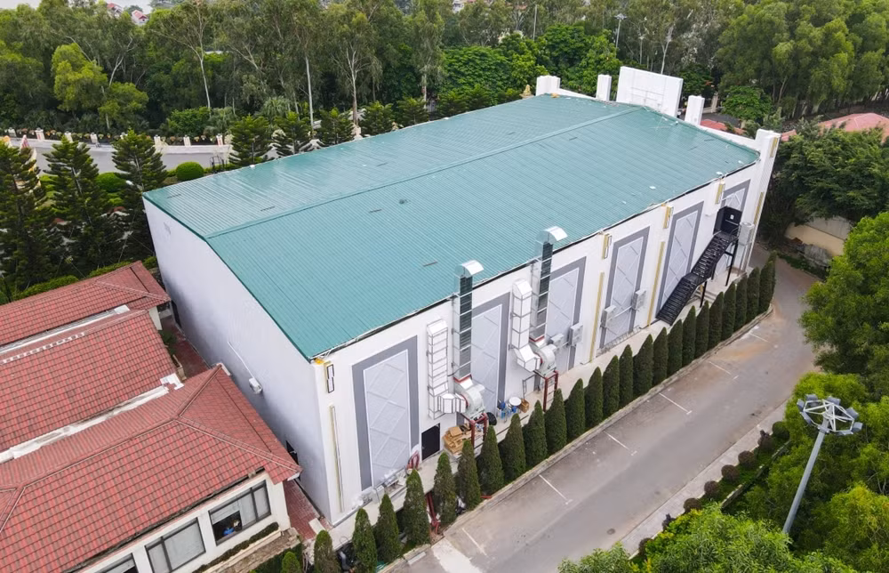 Qua kiểm tra, Công ty TNHH Tập đoàn Quốc tế Phượng Hoàng đã thực hiện việc thi công xây dựng trên diện tích 23m x 42m (trước đây là khu vực sân thể thao, tennis) dựng khung thép, lợp tôn, để hình thành quán bar. (Ảnh: VOV).