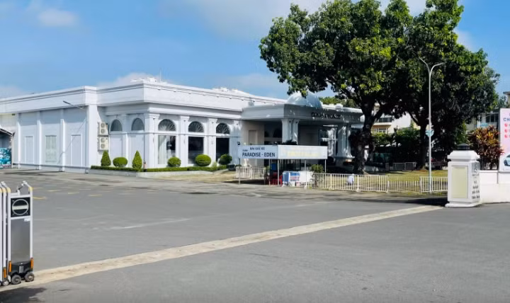 Nhà hàng Eros Palace được Sở Xây dựng Đồng Nai cấp giấy phép xây dựng tạm, trong đó ràng buộc điều kiện chủ đầu tư cam kết tự tháo dỡ khi cần thiết, không yêu cầu bồi hoàn. (Ảnh: Giao thông).