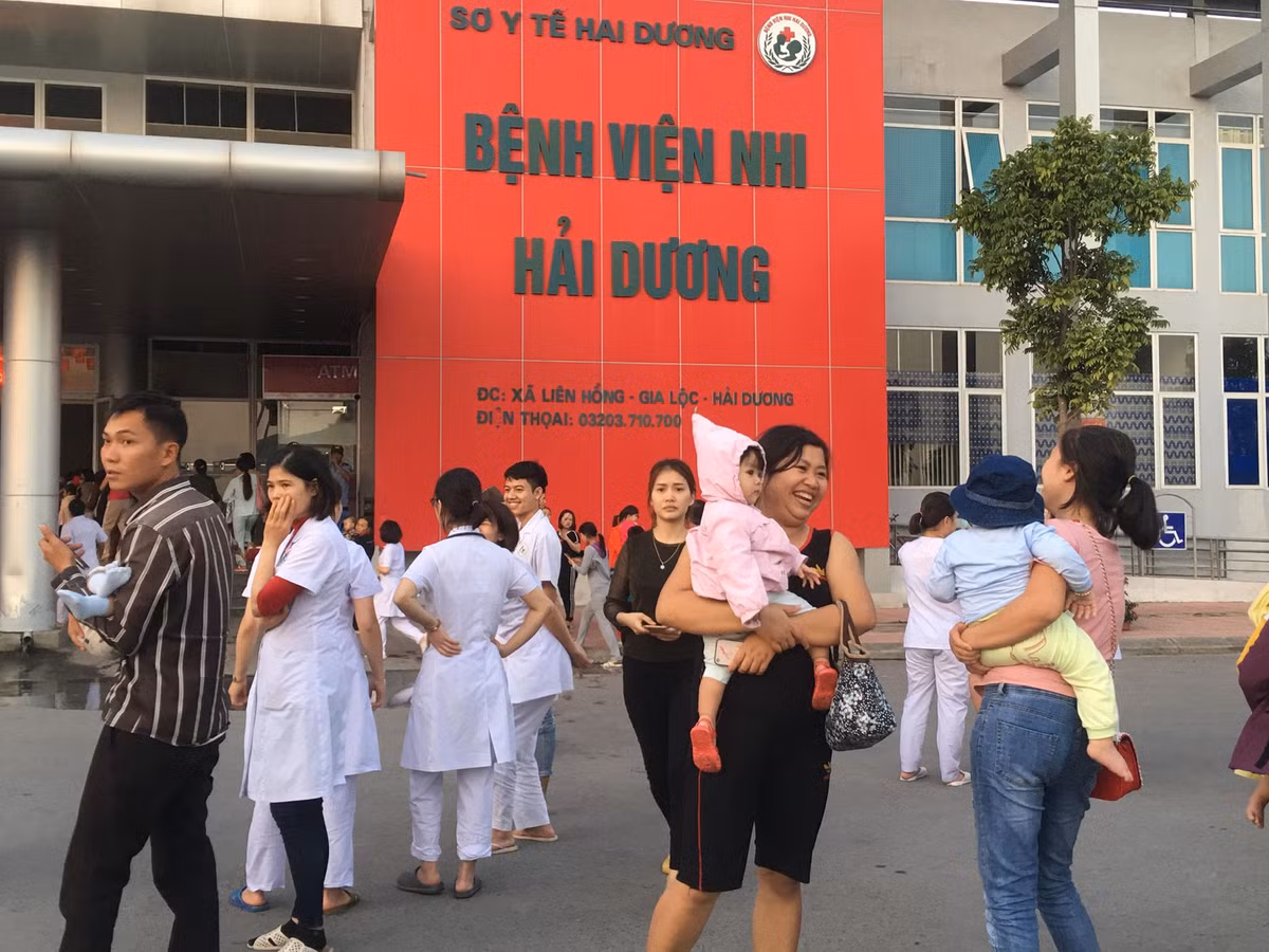 Nụ cười người nhà bệnh nhi khi đám cháy được khống chế.