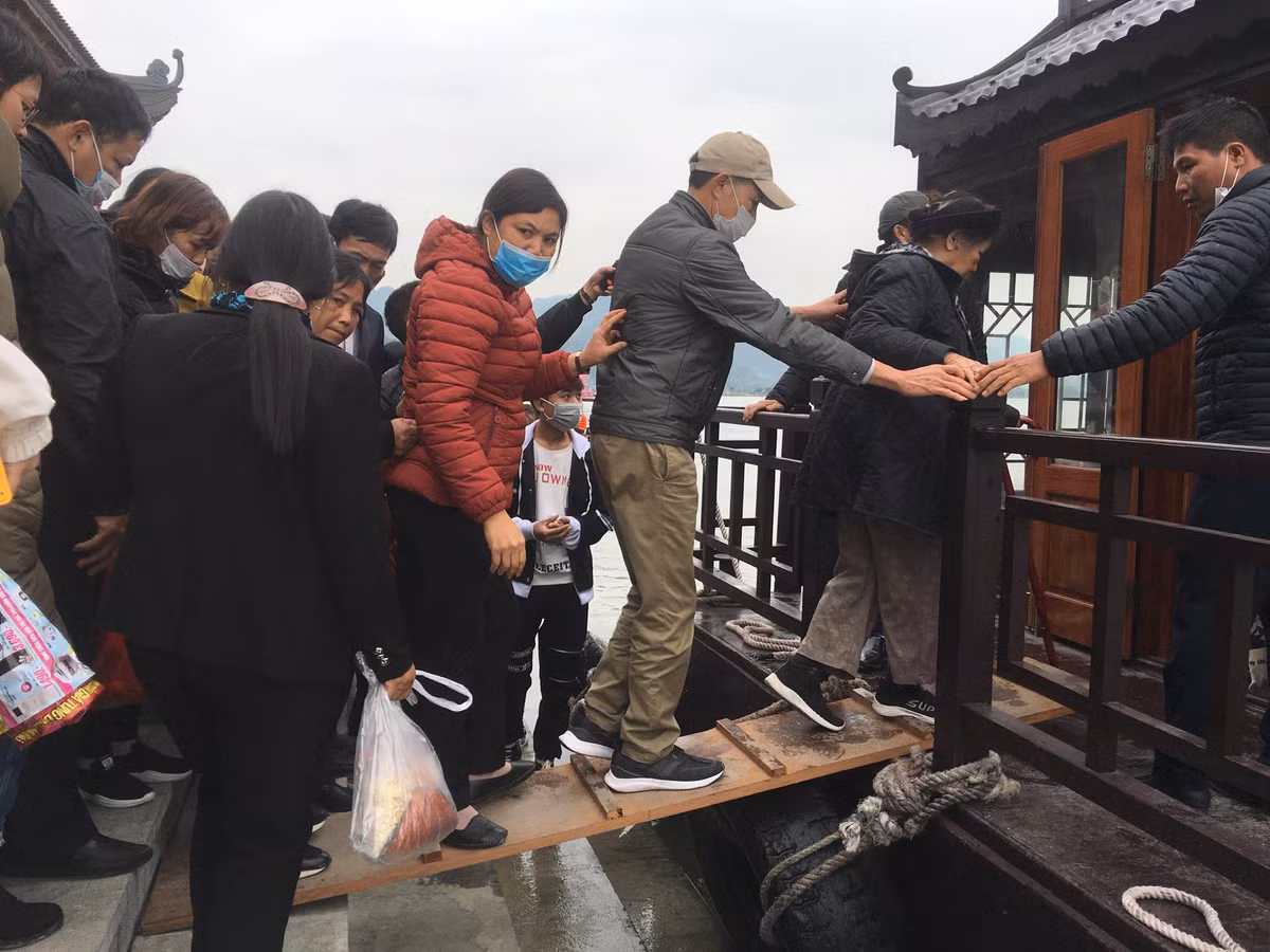 Bằng cách đi trên một tấm gỗ nhỏ...