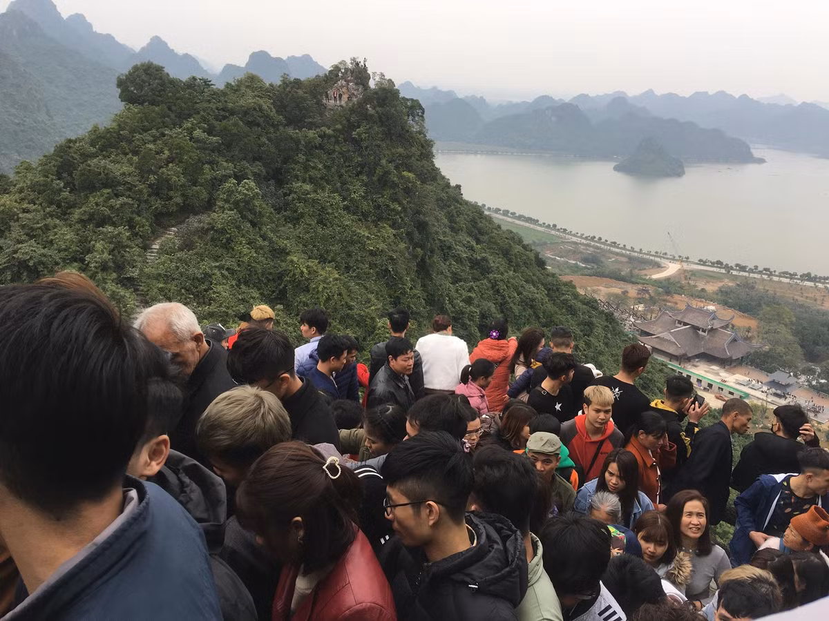 Quang cảnh chùa Tam Chúc nhìn từ trên cao.