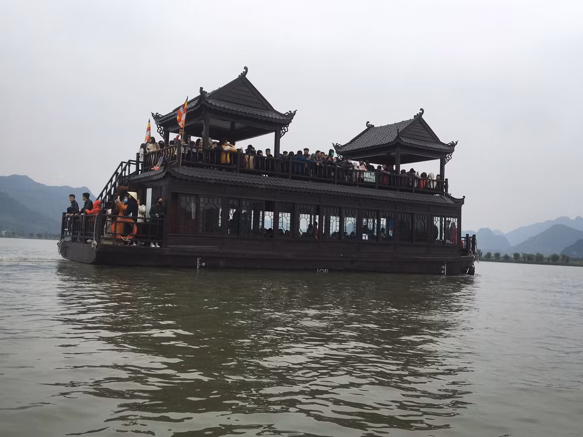Một trong những dịch vụ hút khách tại điểm tâm linh du lịch này chính là dịch vụ thuyền du lịch chở khách ra ngôi chùa nằm ở giữa hồ nước lớn.
