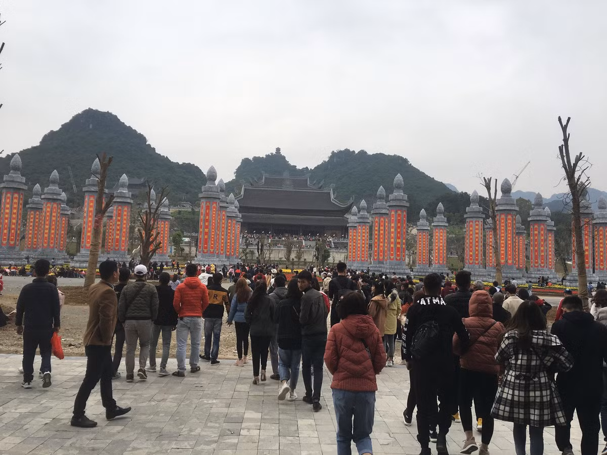 200 nghin/ve du thuyen chua Tam Chuc, nghin nguoi che dat van chen chuc len thuyen