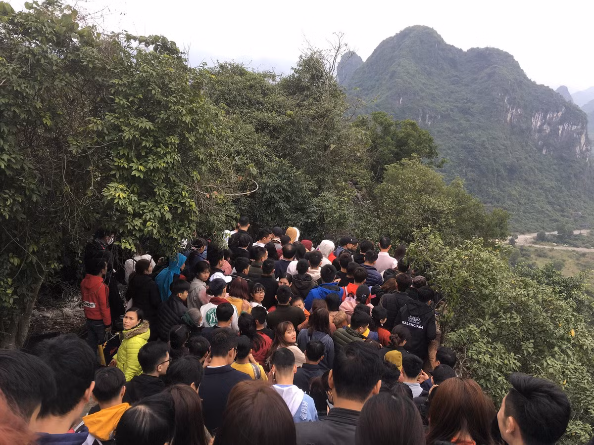Khách chen chân nhau vãn cảnh chùa.