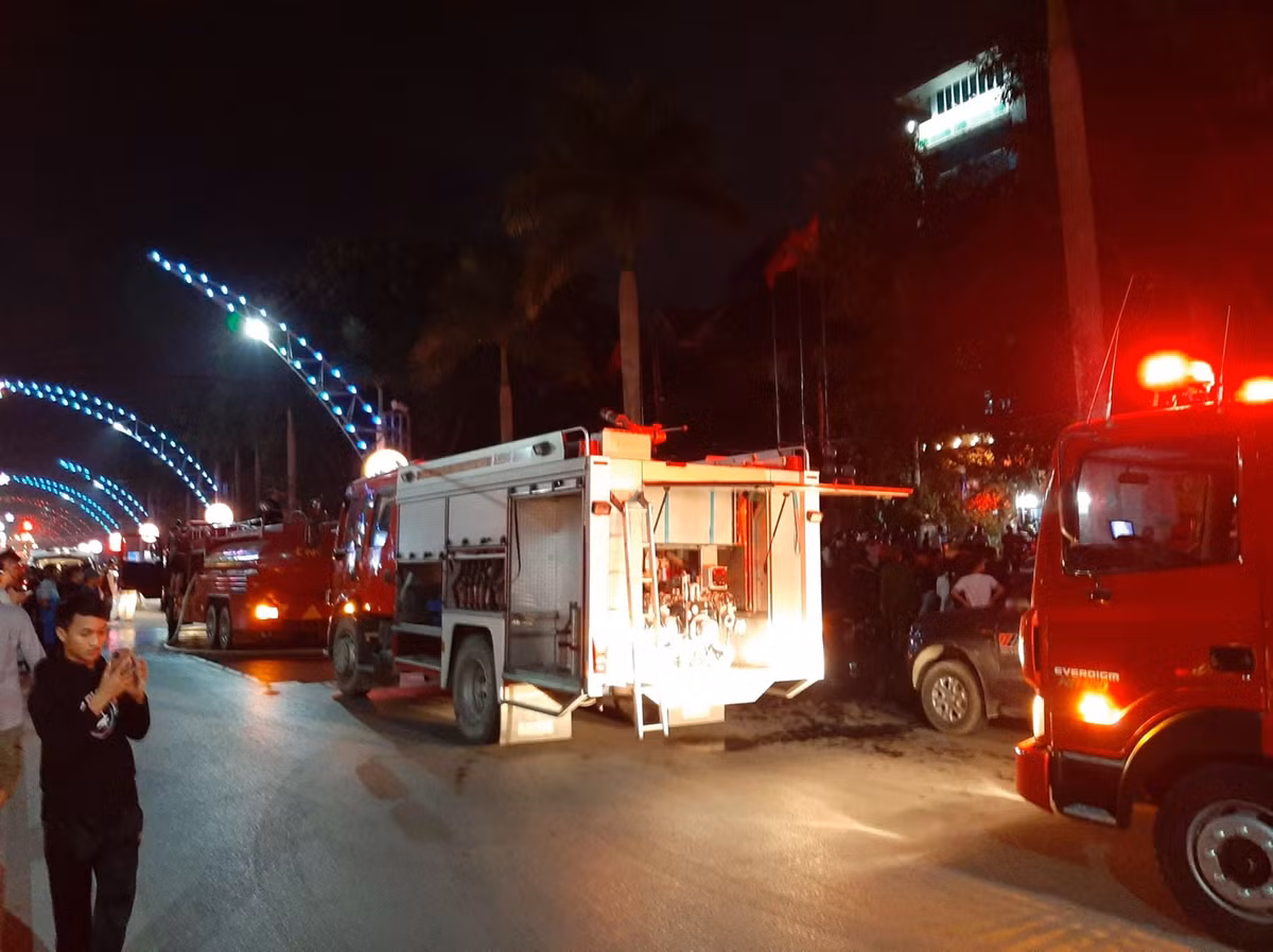 Đến khoảng 20h30 tối 16/1, lực lượng Cảnh sát PCCC cơ bản đã khống chế đám cháy và đưa được nhiều người bị mắc kẹt trong tòa nhà ra ngoài chuyển tới bệnh viện cấp cứu.